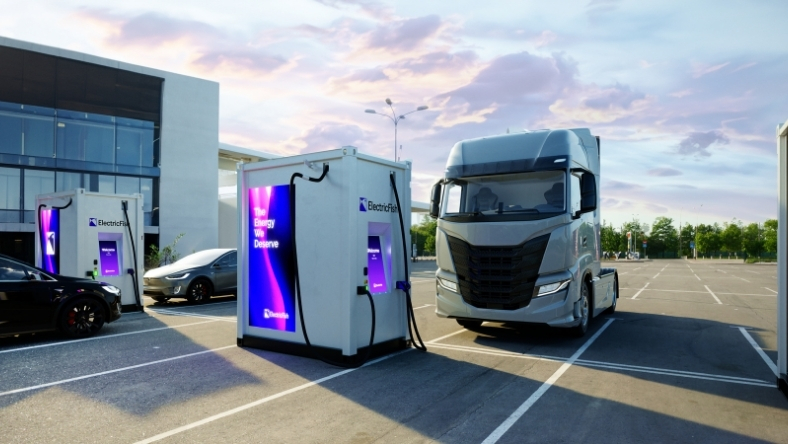 Electric vehicle charging hub with integrated battery storage unit